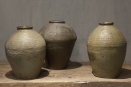 Oude grote kruik olijfkruik olijfpot olijfoliepot oude vaas pot khaki legergroen landelijk oud