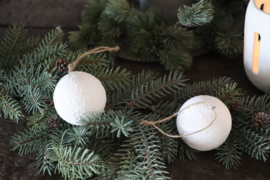 Stoere witte kerstballen kerstbal sneeuwbal aan jute koordje Odette Leeff wit 7 cm white white Christmas