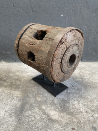 Hele grote oude vergrijsd houten spoel klos op voet standaard met metalen beslag Stoer landelijk industrieel vintage