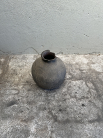 Prachtige vergrijsd antieke claypot Nepal kruik stenen vaas pot landelijk stoer sober vintage 35 x 31 cm