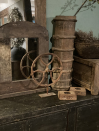 Oud metalen wiel op statief wieltje ornament op voetje industrieel stoer vintage landelijk