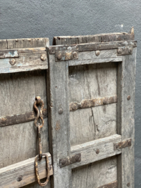 Oude vergrijsd houten Chinese deur deuren poort wand 150 x 65 cm wandje Luik luiken  kamerscherm Roomdivider  poorten wandpaneel decoratie renovatie Luiken Wandpaneel tafel tafelblad luik paneel stoer landelijk met origineel oud beslag