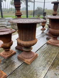 Roest gietijzeren tuinvaas pot bloempot ribbel tuin outdoor buiten landelijk