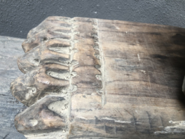 Vergrijsd oud houten opstapje offerplank offertafeltje landelijk stoer Tribal table