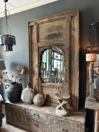 Prachtige grote vergrijsd doorleefd houten kozijn venster met spiegel landelijk stoer wanddecoratie tuinspiegel vintage