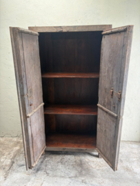 Hele mooie unieke vergrijsd houten grote 2 deurs kast landelijk oosters stoer H181 x B95 x D46 cm