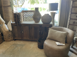 Stoer oud vergrijsd houten dressoir kast tv audio meubel luiken luikjes keukenkast televisiekast kast sidetable landelijk vergrijsd oud massief Bassano