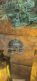 Prachtige metalen kerstbal kersthanger Loulou rond landelijk kerstboomhanger