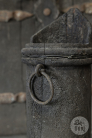Oude unieke houten kan pot bak vaas prachtig donker patine patina grijs zwart landelijk stoer
