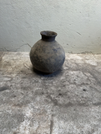 Prachtige vergrijsd antieke claypot Nepal kruik stenen vaas pot landelijk stoer sober vintage 36 x 32 cm