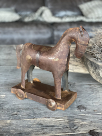 Oud metalen paardje speelgoed paard decoratie landelijk stoer vintage urban