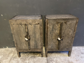 Stoere oude vergrijsd doorleefd houten truckwood kast kastje koos klosje dressoir houten oud hout commode landelijk stoer robuust 2 deurtjes aura Peeperkorn klos klosje