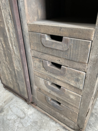 Stoere oud houten kast  met schuifdeur en 4 lades 121 x 87 x 46 cm keukenkast oud hout landelijk stoer industrieel