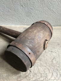 Grote oude houten hamer slaghamer hout landelijk stoer industrieel met metalen beslag groot grof