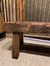 Hele stoere oude grof houten bank bankje bankjes boomstam boomstronk grof landelijk stoer