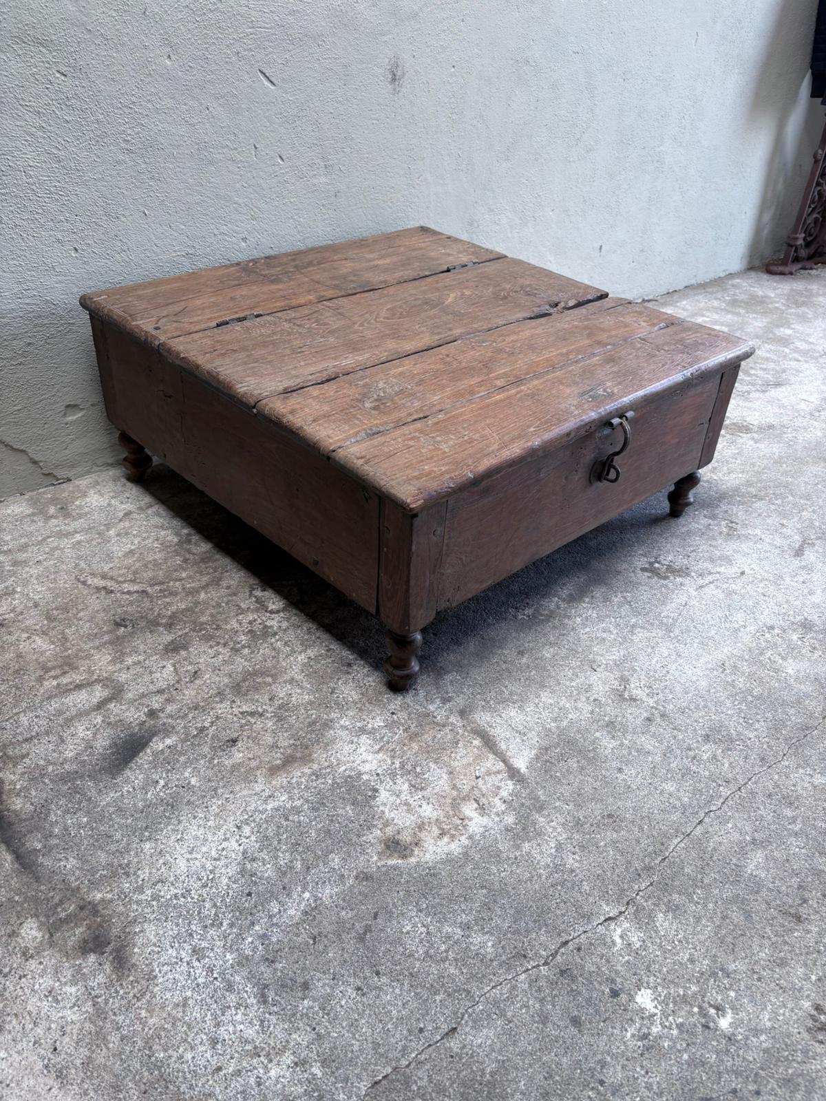 Stoere oude vergrijsd houten salontafel kast  dekenkist salontafel tafel bijzettafel tafeltje met oud metalen beslag industrieel sober landelijk  metaal industrieel vintage