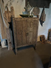Stoere oude vergrijsd  houten truckwood kast met klos klosje aura Peeperkorn kastje dressoir houten oud hout commode landelijk stoer robuust 2 deuren