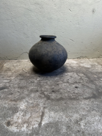 Prachtige vergrijsd antieke claypot Nepal kruik stenen vaas pot landelijk stoer sober vintage 39 x 40 cm