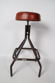 Stoere industriele metalen barkruk kruk zithoogte 71 - 77 cm leren zitting industrieel stoer landelijk bruin cognac