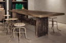 Stoere zware industriele houten tafel bar werktafel eettafel in hoogte verstelbare bartafel countertafel landelijk vintage met metalen wiel en details 220 x 100 cm