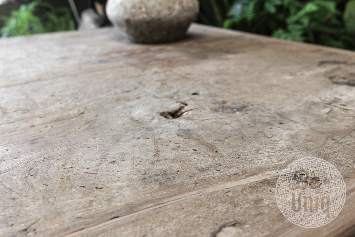 Unieke oude vergrijsd houten tafel eettafel bijzettafel keukentafel houtsnijwerk oosters 104 x 80 cm H76 cm landelijk