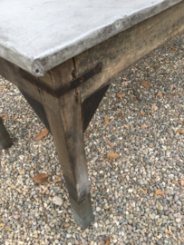 Aura Peeperkorn Enorme grote lange Stoere oude houten tafel bureau buro eettafel sidetable werktafel werkbank kookeiland zinken blad industrieel landelijk stoer grijs grijsbruin metaal hout