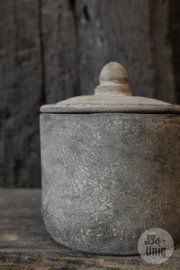 Stoere handgemaakte stenen pot met deksel potje old barn suikerpot snoeppot voorraadpot landelijk grijs H16 x D15 cm