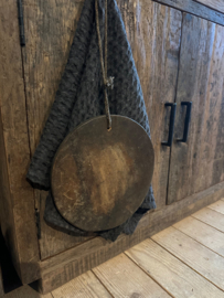 Stoere oude doorleefd houten plankje onderzetter snijplank kaasplank serveerplankje tapas landelijk stoer decoratie aan jute touw landelijk