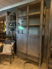 Grote oud vergrijsd houten kast 235 x 112 x 43 cm glaskast vitrinekast keukenkast glas glazen deurtjes  landelijke kast