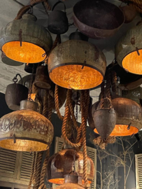 Stoere oude metalen hanglamp ketel lamp oude waterpot emmer vintage urban metaal rond landelijk industrieel