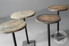 tafeltje bijzettafeltje van oude houten chapati plank blad met metalen poot landelijk stoer vintage