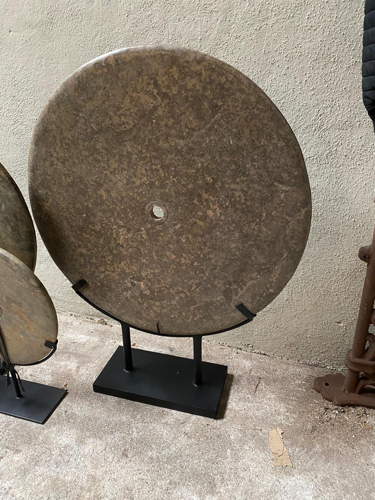 Taupe bruine grijs Brown grey 30 cm  stenen ronde natuursteen natuurstenen schijf ring op voetje standaard landelijk boho vintage ornament decoratie