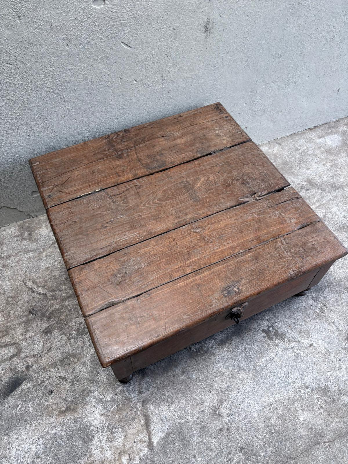 Stoere oude vergrijsd houten salontafel kast  dekenkist salontafel tafel bijzettafel tafeltje met oud metalen beslag industrieel sober landelijk  metaal industrieel vintage