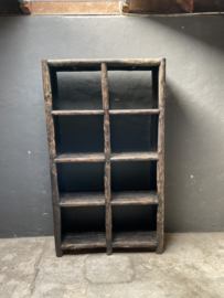 Prachtige grote zwart/bruin vergrijsd doorgescheurd houten kast boekenkast vakkenkast wandje winkelkast roomdivider met schappen vakken landelijk industrieel stoer H211 x 120 x 40 cm