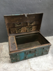 Oude metalen turkoise turquoise trukooise koffer oosters landelijk stoer sober