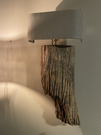 Prachtige stoere oud vergrijsd houten wandlamp landelijk  stronk