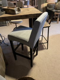 Barkruk met houten onderstel en stoffen bekleding