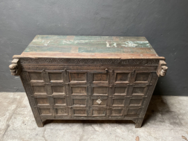 Prachtige damchiya kist oude doorleefd houten kast dressoir sidetable vergrijsd bruin landelijk stoer dressoir boerenkast deurtje aura Peeperkorn