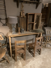 Oude doorleefd vergrijsd houten sidetable 150 cm buro bureau oud metalen beslag landelijk oud hout stoer boerentafel