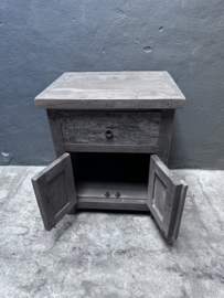 Oud vergrijsd houten kastje nachtkastje nachtkastjes hout ladekastje ladekastjes kastjes tafel tafeltje halkastje landelijk bijzettafel bijzettafeltje