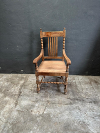 Unieke oude houten armstoel stoel fauteuil landelijk stoer vintage hout bureaustoel