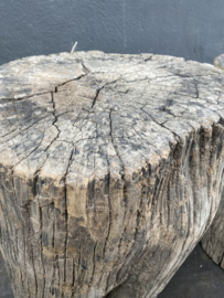 Prachtige Stoere oude vergrijsd houten kruk pilaar boomstam boomstronk  sokkel zuil balluster stronk tafeltje bijzettafeltje landelijk stoer vintage urban