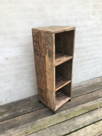 Stoer grof houten railway truckwood hout kast kastje schap rek vakken vakkenkast handdoeken schoenen rek schap industrieel landelijk vintage metalen pootjes