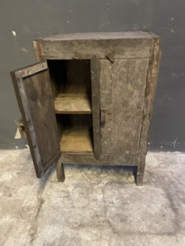 Stoere oude vergrijsd doorleefd houten truckwood kast kastje klos aura Peeperkorn hal klosje dressoir houten oud hout commode landelijk stoer robuust 2 deurtjes aura Peeperkorn klos klosje