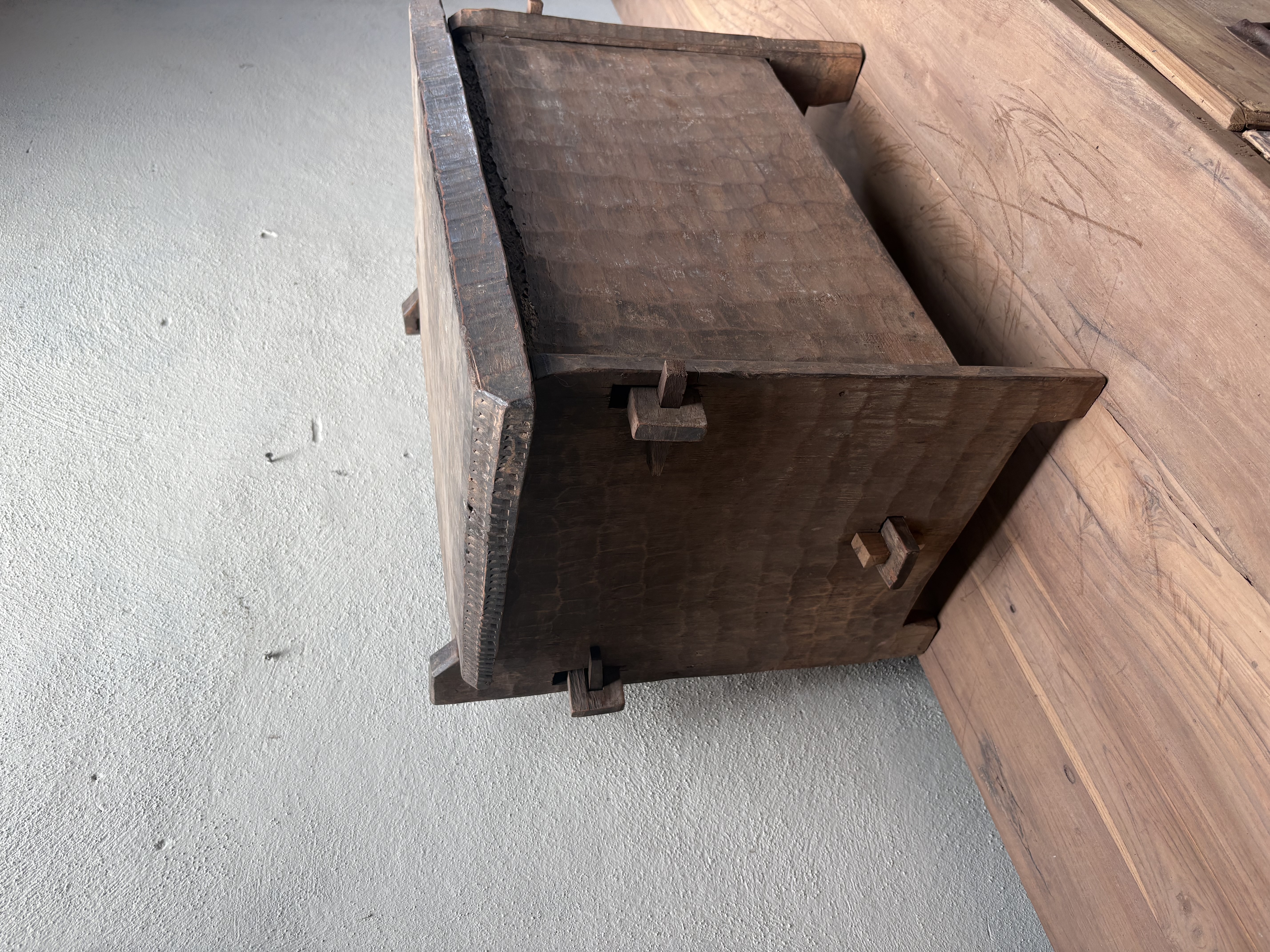 Stoere originele oude houten Himalaya kist kistje dekenkist landelijk klepbank nr 44