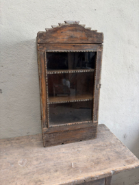 Heel leuk uniek oud brocant kastje vitrinekastje glaskastje wandkastje landelijk H74 x 36 x 17 cm