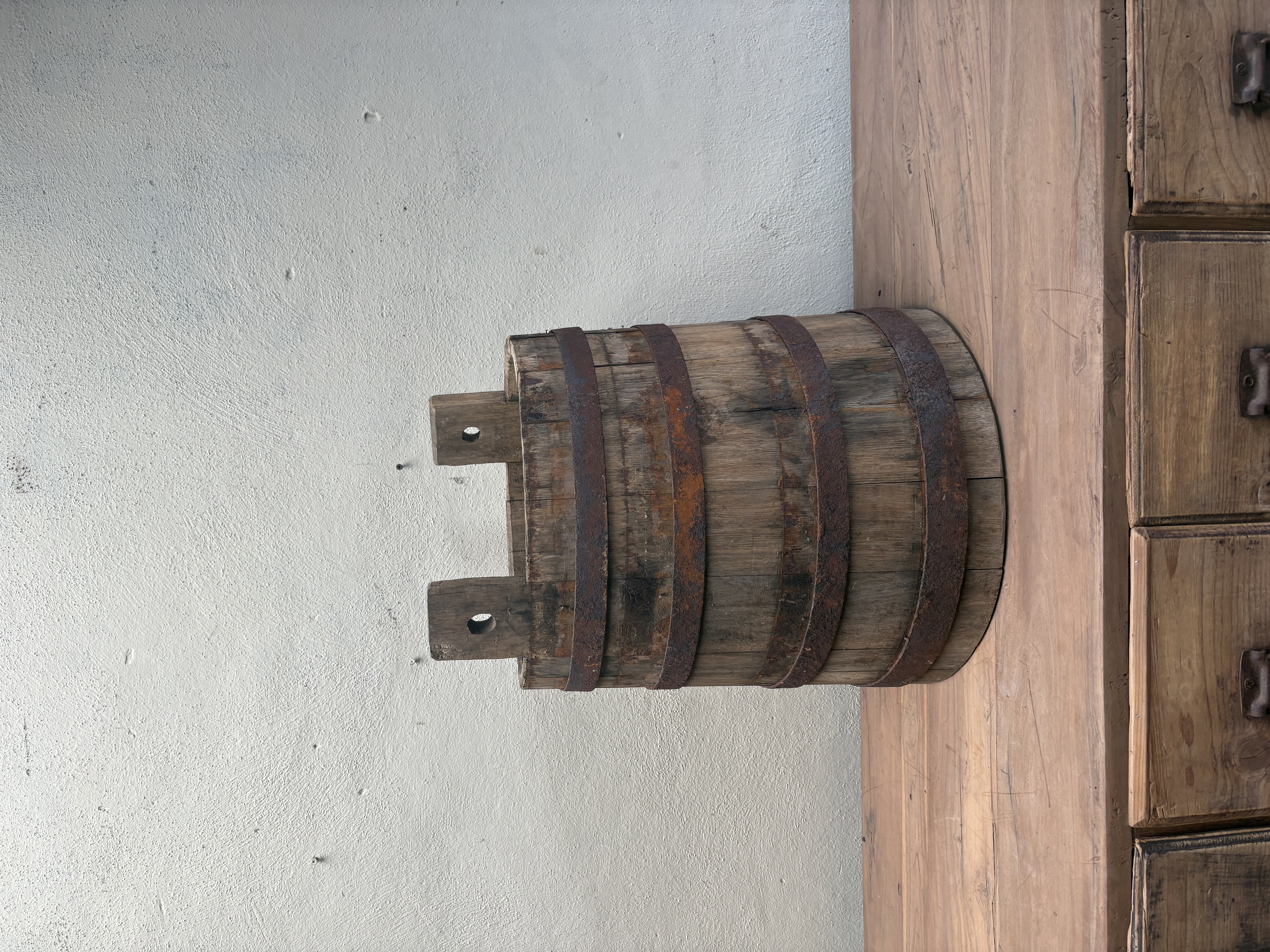Oude vergrijsd houten emmer emmers vat Ton bak schaal olijfbak landelijk stoer nr 54