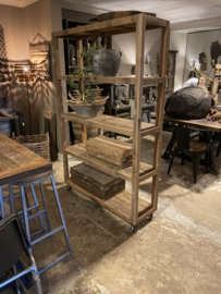 Stoere oud houten kast wandkast rek schap Roomdivider on wheels op wieltjes trolley boekenkast teakhout Bassano boekenkast roomdivider wandmeubel landelijk stoer boekenrek op wieltjes Bassano