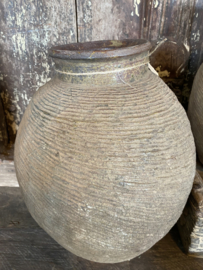 Stoere oude vergrijsde stenen pot kruik vaas  landelijk pot