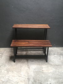 Stoere industriële landelijke schoolbankje sidetable bureau voor metalen onderstel houten blad vintage bruin